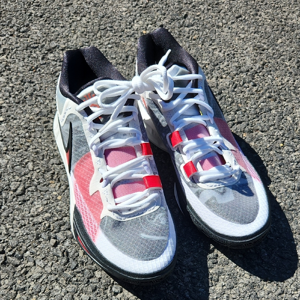 Nike NEW 10 White and Red Athletic Shoes Sneakers
